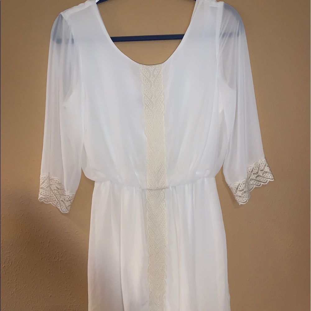 White 3/4 sleeve dress with lace on sleeves